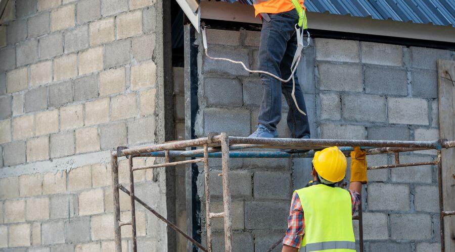Professional gutter cleaning in Aurora, IA